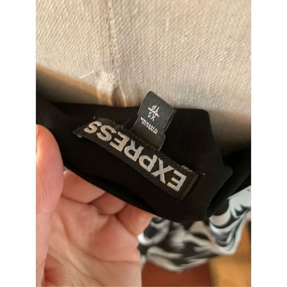 Express casual skirt back and white - Picture 3 of 3